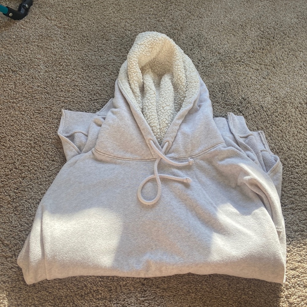 an american eagle cream colored sweatshirt